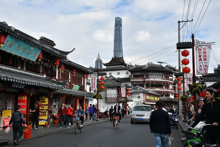 Explore Shanghai Ancient Downtown with Authentic Local Food